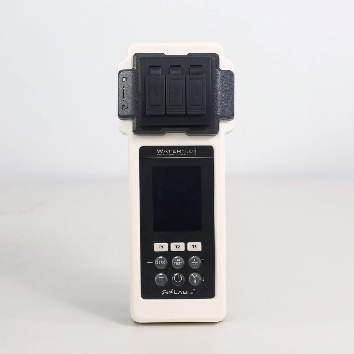 Fotómetro PoolLab 2.0, dispositivo portátil con pantalla y teclado numérico, tapa magnética en la parte superior para tarjetas o sensores.