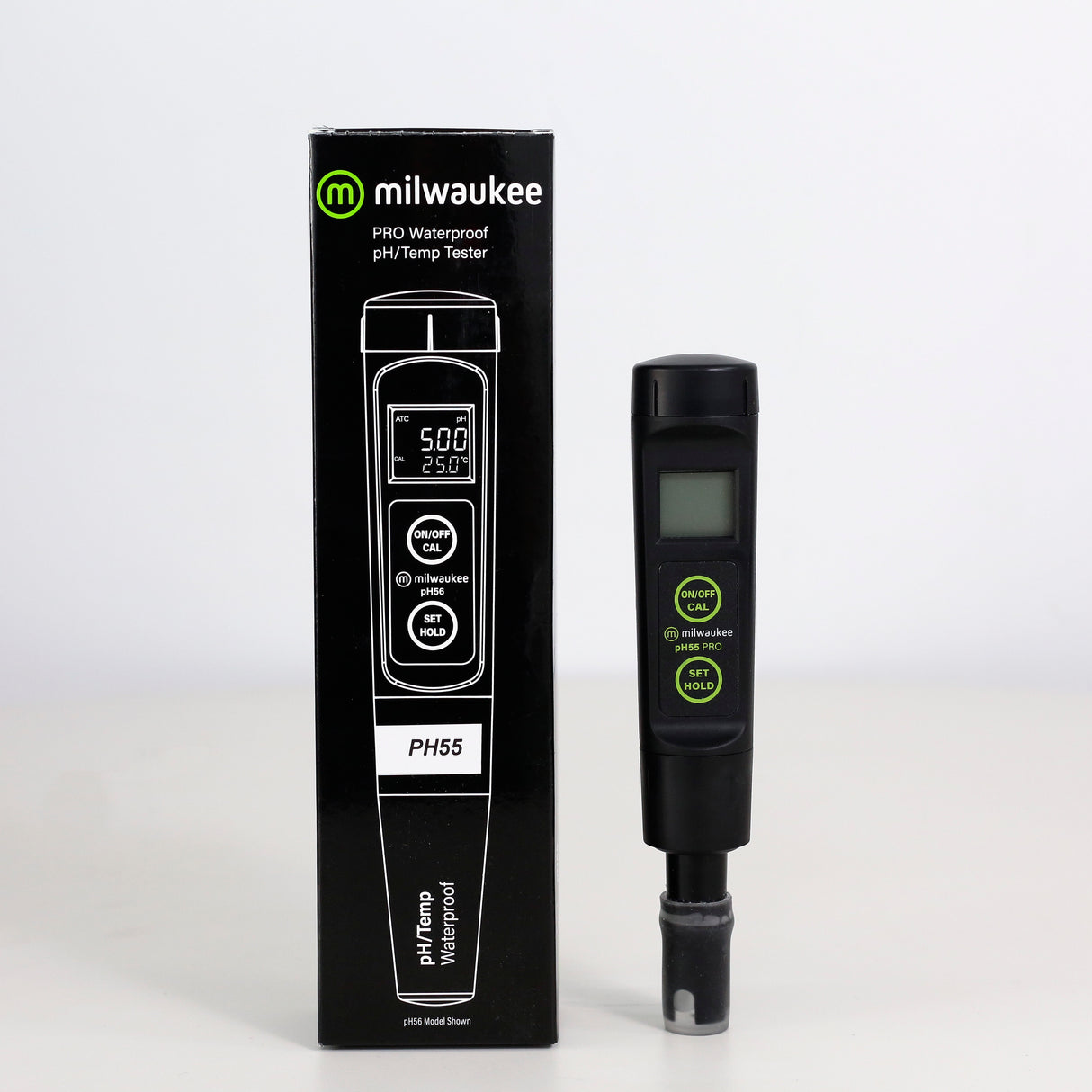 Medidor de pH y temperatura PH55 Milwaukee en su caja original, junto al dispositivo protegido con tapa y pantalla digital.