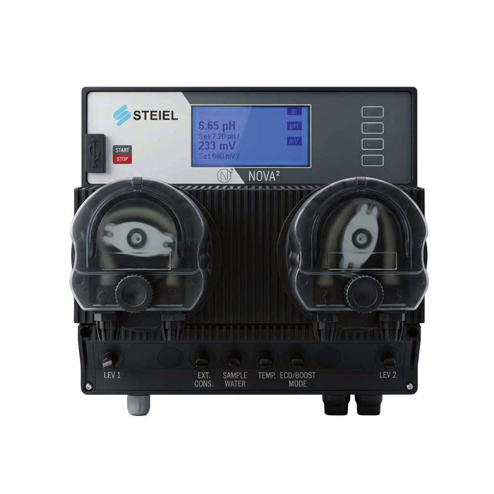 Controlador de piscina NOVA² de Steiel, con pantalla azul y dos grandes reels/rodillos visibles para dosificación.