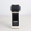 Fotómetro PoolLab 2.0, dispositivo portátil con pantalla y teclado numérico, tapa magnética en la parte superior para tarjetas o sensores.