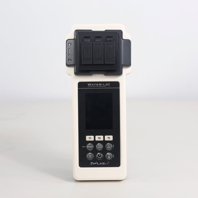 Fotómetro PoolLab 2.0, dispositivo portátil con pantalla y teclado numérico, tapa magnética en la parte superior para tarjetas o sensores.