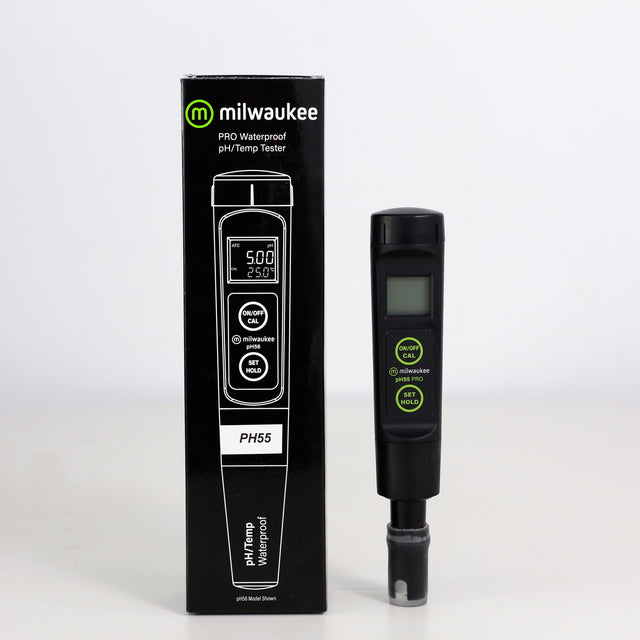 Medidor de pH y temperatura PH55 Milwaukee en su caja original, junto al dispositivo protegido con tapa y pantalla digital.