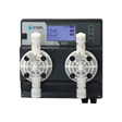 Pantalla y sensores de la LÍNEA NOVA² Pool, unidad de control STEIEL con dos medidores circulares y conectores, muestra pH en display.