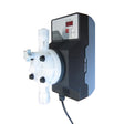 Bomba NOVA NSE150 negra con display y control digital, conectada por cable a la fuente de alimentación; montaje frontal con roscas y puertos de conexión.