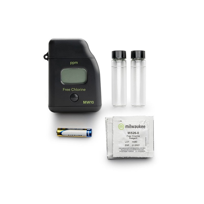 Medidor de cloro libre MW10 con pantalla, dos tubos de muestra, reactivo a la izquierda y sobre de prueba Milwaukee MI526-0 junto a una pila alcalina.